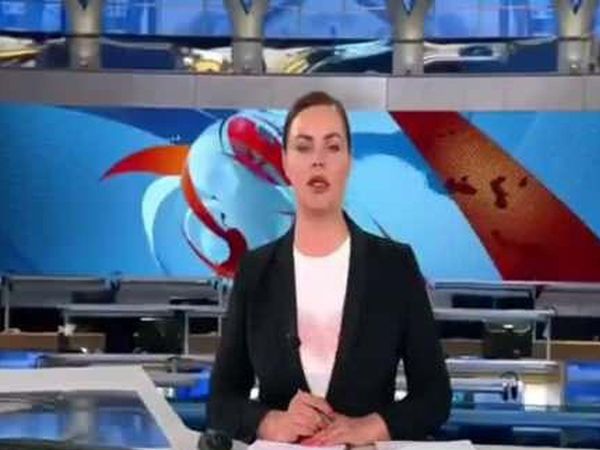 Rusya'da bir televizyon kanalına flaş baskın: Canlı yayın esnasında 'savaşa hayır' yazılı pankart açtı