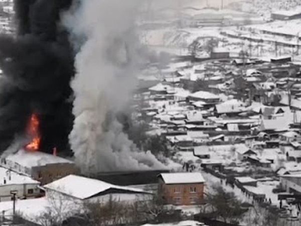 Rusya'da Tarihi Fabrikada Yangın