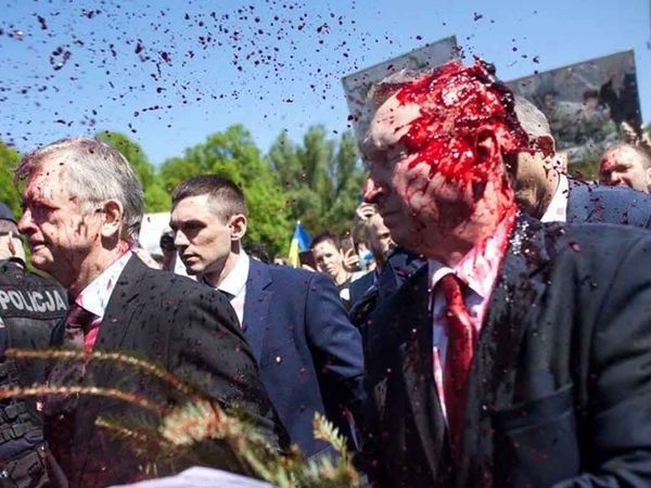 Rusya'nın Varşova Büyükelçisi Sergey Andreev'e kırmızı boyalı saldırı düzenlendi!