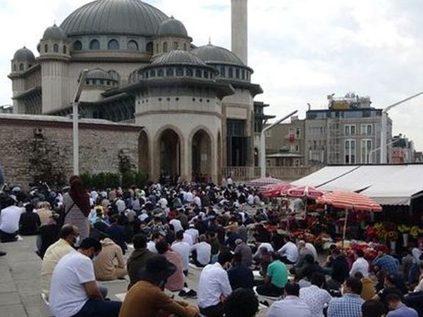 Sabahın İlk Işıklarında Camilere Akın Edildi! Taksim Camii'nde İlk Namaz