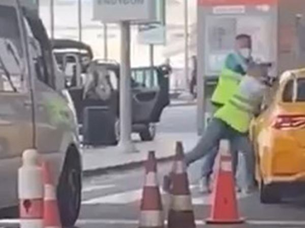Sabiha Gökçen'de taksiciler kahya engeline takıldı: İki taraf arasında yaşanan arbede kameralara yansıdı