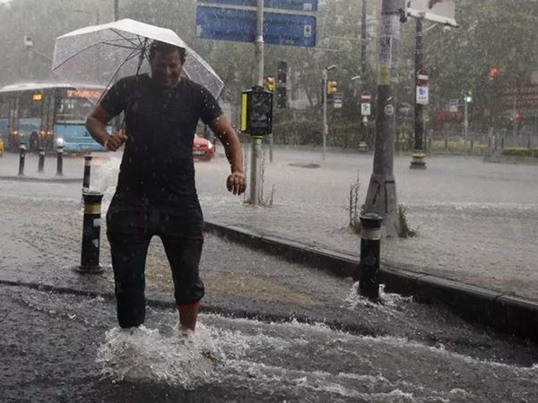 Sağanak İstanbul’u etkisi altına aldı: Evler ve iş yerlerini su bastı!