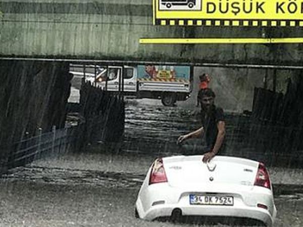 Sağanak Yağış İstanbul'u Felç Etti! Araçlar Sular Altında Kaldı