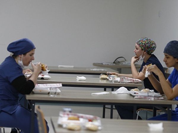 Sağlık Çalışanları İlk Sahurunu Mesai Başında Yaptı