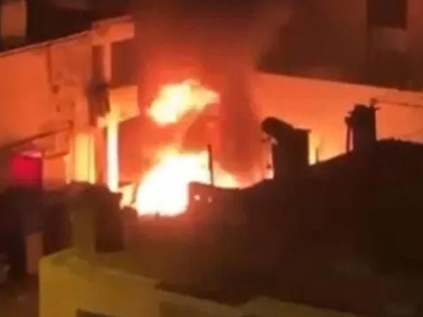 Sahur vaktinde çıkan yangın paniğe neden oldu: Alevler metrelerce yükseğe uzandı