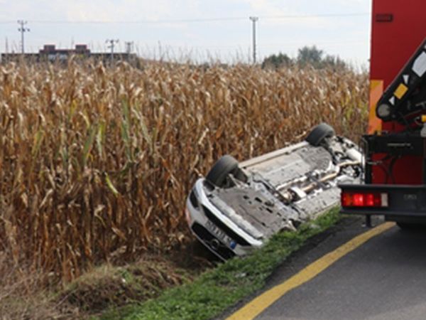 Sakarya'da Aracıyla Takla Attı! Burnu Bile Kanamadan Kurtuldu