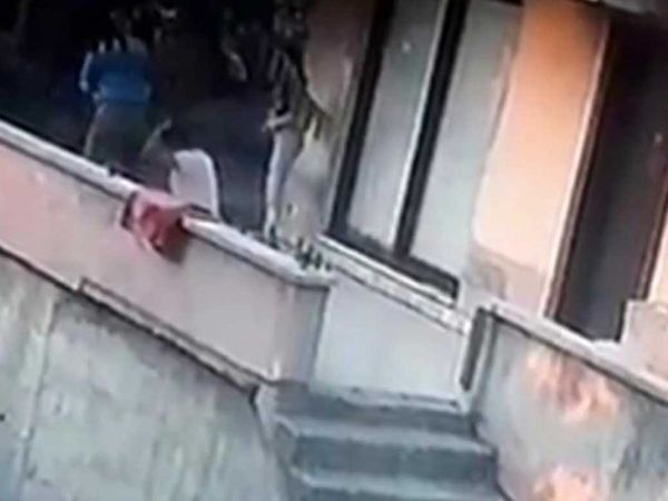 Sakarya'da bir garip olay! Evinin önünde kızıyla sohbet eden adama Yorgun mermi isabet etti kızının gözü önünde yere yığ