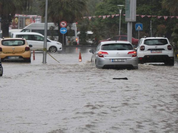 Samsun'da sağanak yağış sonrası deniz suyu yükseldi