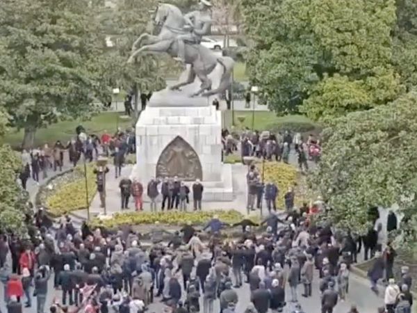 Samsun'daki Atatürk Anıtı'na Gidenler Heykel Etrafında Döndü