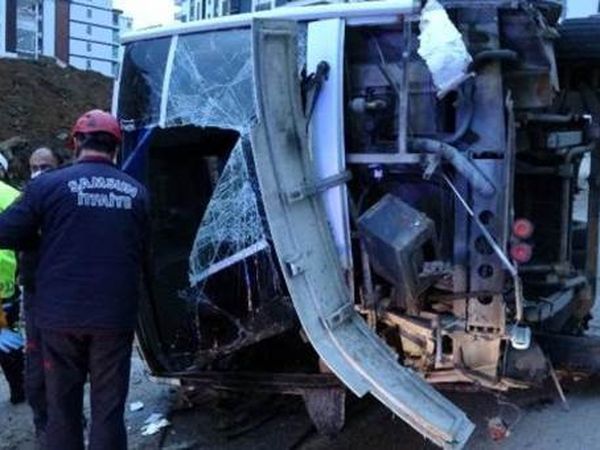 Belediye İşçilerini Taşıyan Servis Kaza Yaptı: Ölü ve Yaralılar Var!