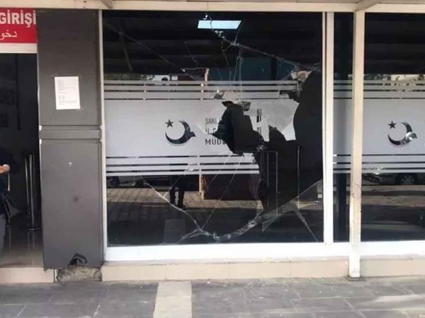 Şanlıurfa'da skandal olay: Suriye uyruklu göçmenler Göç İdaresi binasına taşlı saldırı gerçekleştirdi