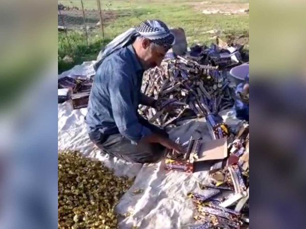 Şanlıurfa'da tırdan yol kenarına bayram şekerleri devrildi: Şekerleri  yağmaladılar!