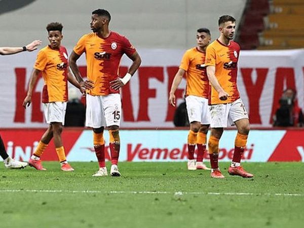 Sarı- Kırmızılı Takım 4 Oyuncuyla Vedalaştı