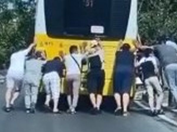 Sarıyer’de Arızalanan İETT Otobüsü Yolcular Tarafından İtildi