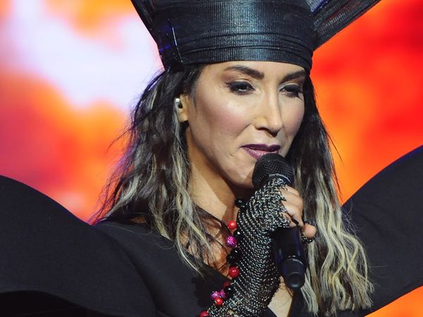 Şarkıcı Hande Yener Konserde Kırmızı Tangasıyla Nefes Keti!