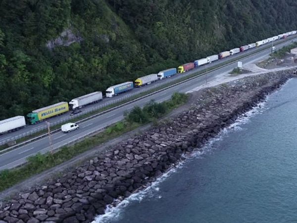 Sarp Sınır Kapısı’nda 15 Kilometrelik Tır Kuyruğu