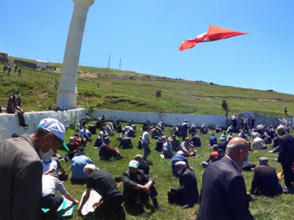 Seccadesi Çim Kubbesi Mavi Gökyüzü! Bu Camide Namaz Kılmanın Huzuru Bir Başka