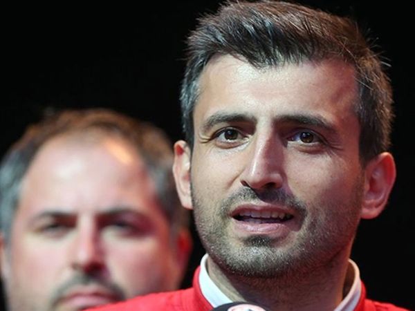 Selçuk Bayraktar ve Ekibinden Oyun Havalı Kutlama