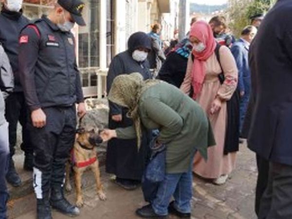 Selde Kaybolan Köpeğini Unutamadı!