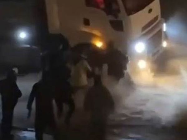 İzmir'de Bir Kadın Selde Sürüklendi, Kurtarılma Anı Kaydedildi