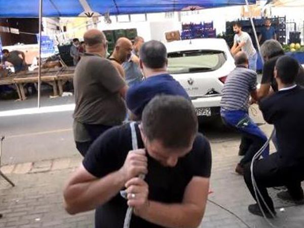 Semt Pazarında İlginç Anlar: "3 Tişört Alana Otomobil Bedava"