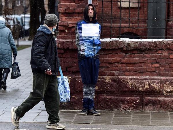 Sıcak gelişmelerin yaşandığı Ukrayna'nın Lviv kentinde casus şüphelisi bir şahıs direğe bağlandı