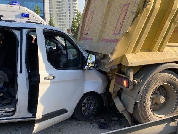 Şile yolunda kaza! İşçileri taşıyan minibüs hafriyat kamyonuna çarptı çok sayıda yaralı var