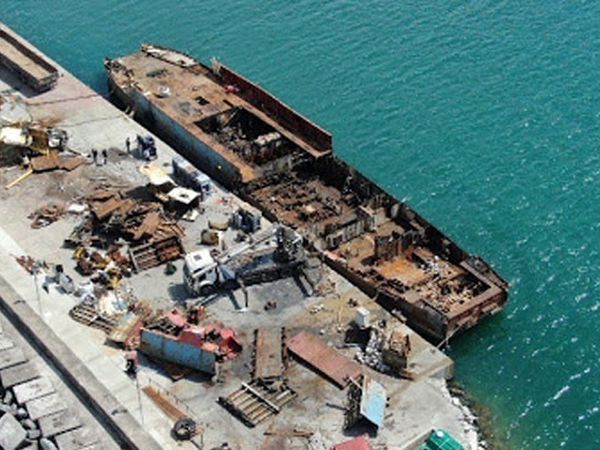 Şile'de Yanan Yük Gemisi Parçalara Ayrılıyor