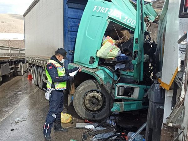 Sincan'da Çöp Kamyonu ile Tırın Çarpışma Anları