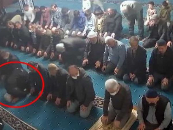 Sinop'ta camide namaz kılan vatandaş kalp krizi geçirdi: O anlar kameraya yansıdı!