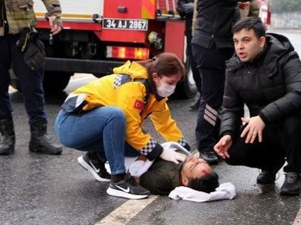 Şişli'de can pazarı: Üst geçitten düşen vatandaşa ilk müdahaleyi yoldan geçen doktor yaptı