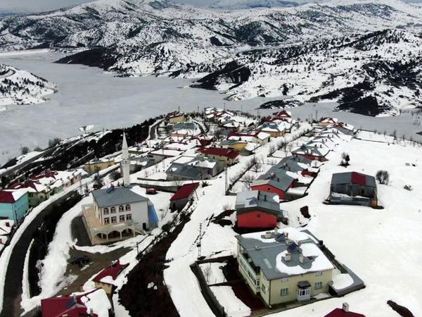 Sivas’ın Pusat köyü gören herkesi kendine hayran bırakıyor: köye gelenler satın almak için arsa soruyor