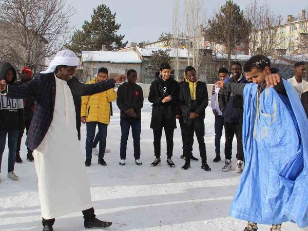 Sivas'ta Afrikalı Öğrencilerin Kar Sevinci!