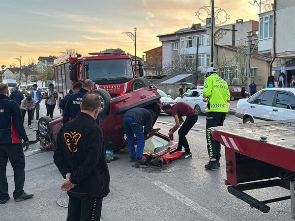 Sivas'ta korkutan kaza: Kontrolden çıkan otomobil park halindeki araca çarptı