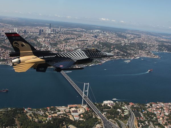 SOLOTÜRK, İstanbul semalarında gösteri yaptı!