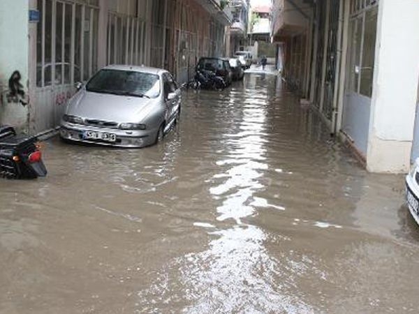 Son Dakika! Ankara'da Yoğun Sağanak Sonrası Sel Oluşunca Araçlar Sürüklendi