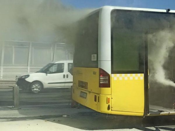 Son Dakika! Haliç'te seyir halinde olan metrobüste yangın çıktı! Yolcular tahliye ediliyor!