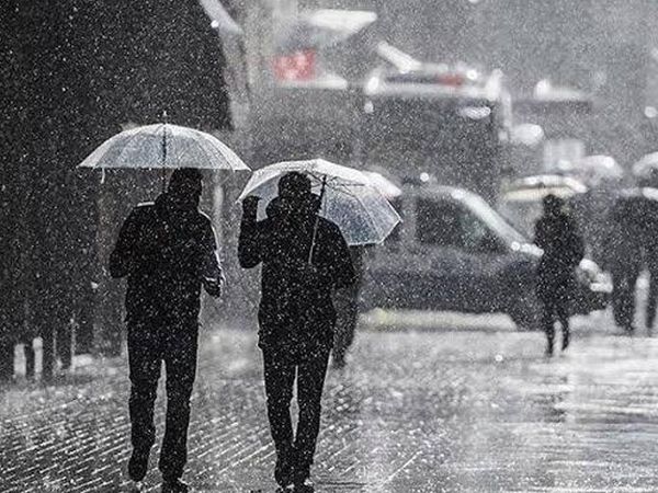 Son Dakika! İstanbul Sağanağa Teslim Oldu! Yollar Göle Döndü, Evleri Su Bastı