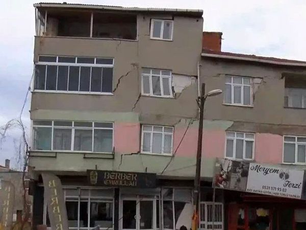 Son Dakika: İstanbul’da korkutan bina çöküntüsü!