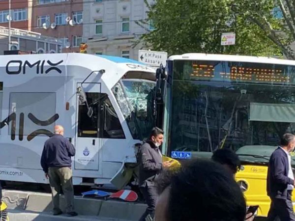 Son dakika: İstanbul'da tramvayla İETT otobüsü çarpıştı!