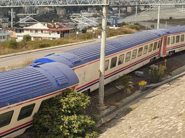 Son Dakika: Kocaeli'de Tren Kazası! Raydan Çıkıp Devrildi