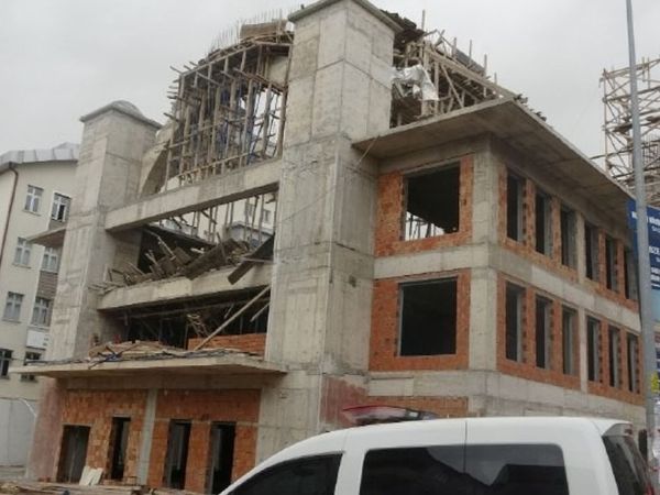 Son Dakika: Lodos Sonucu Yıkılan Camii İskelesinde 8 Kişi Yaralandı!
