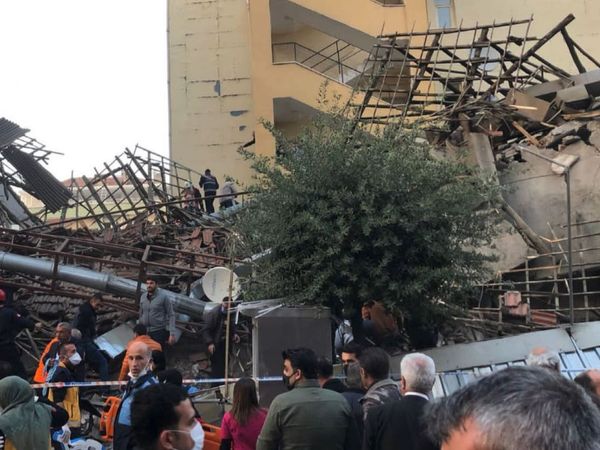 Son Dakika: Malatya'da Bina Çöktü: Enkaz Altında Kalanların Olup Olmadığı Araştırılıyor