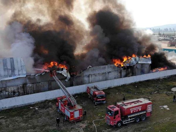 Son dakika: Osmaniye'de büyük yangın! Geri dönüşüm fabrikası alev aldı: Çevre illerden çok sayıda itfaiye sevk edildi!