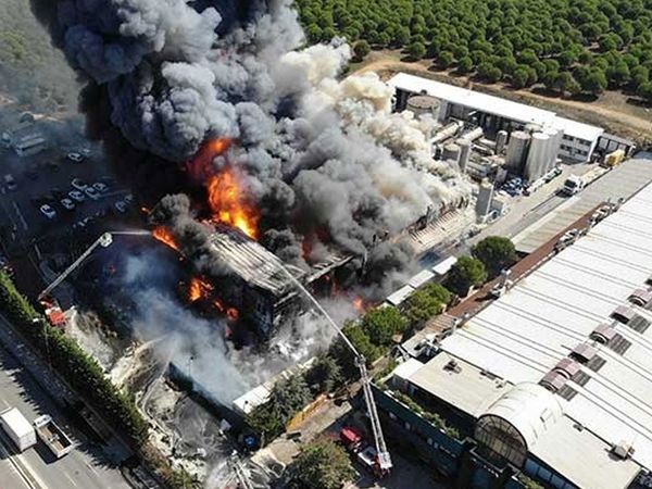 Son Dakika: Tuzla'da Fabrika Yangını!