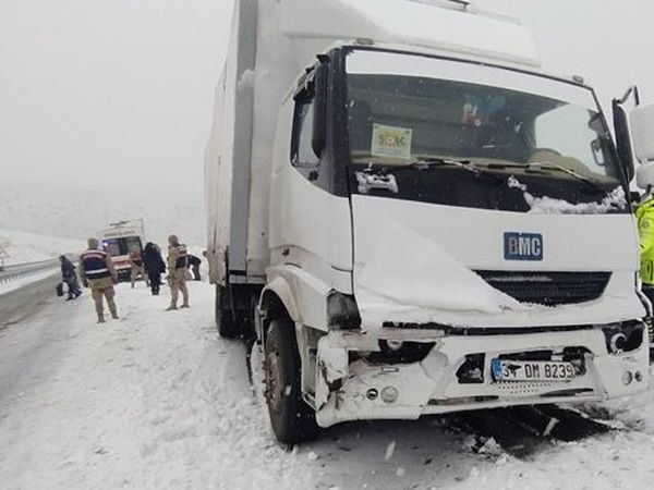 Son Dakika! Zincirleme trafik kazası: 2 ölü çok sayıda yaralı var