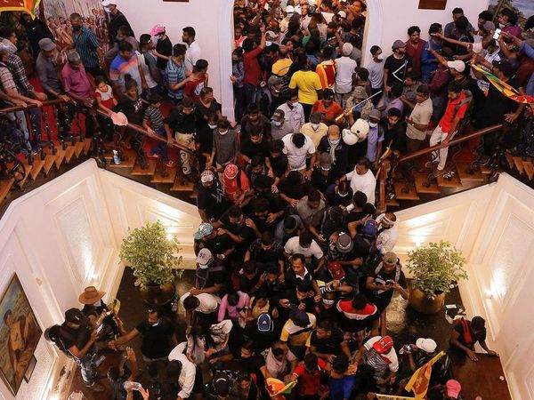 Sri Lanka karıştı: Cumhurbaşkanı’nın sarayını basıp alem yaptılar!