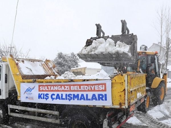 Sultangazi Belediyesi Alibeyköy Barajı’na Kamyonla Kar Taşıyor