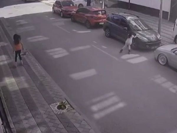 Sultangazi'de Patenli Çocuklar İtfaiye Aracının Altında Kalmaktan Kıl Payı Kurtuldu