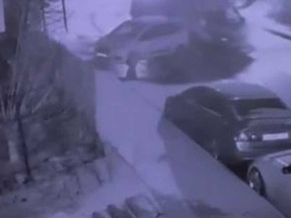 Sultangazi'de şaşkına uğratan kaza: Buz tutan yolda üç kaza üst üste gerçekleşti